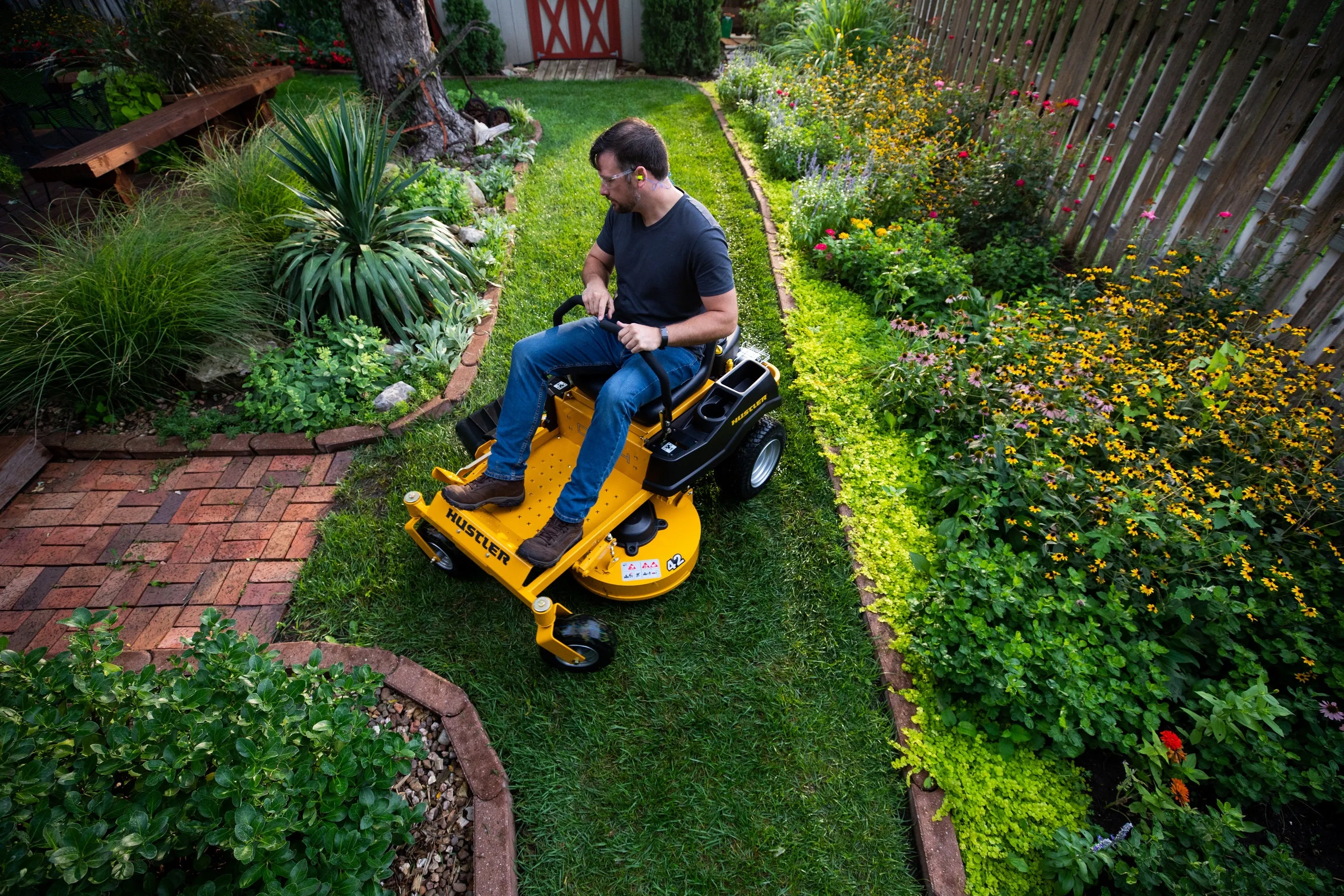 Hustler Dash XD 42" Residential Zero-Turn Mower w/ Kawasaki FR541 (15HP)