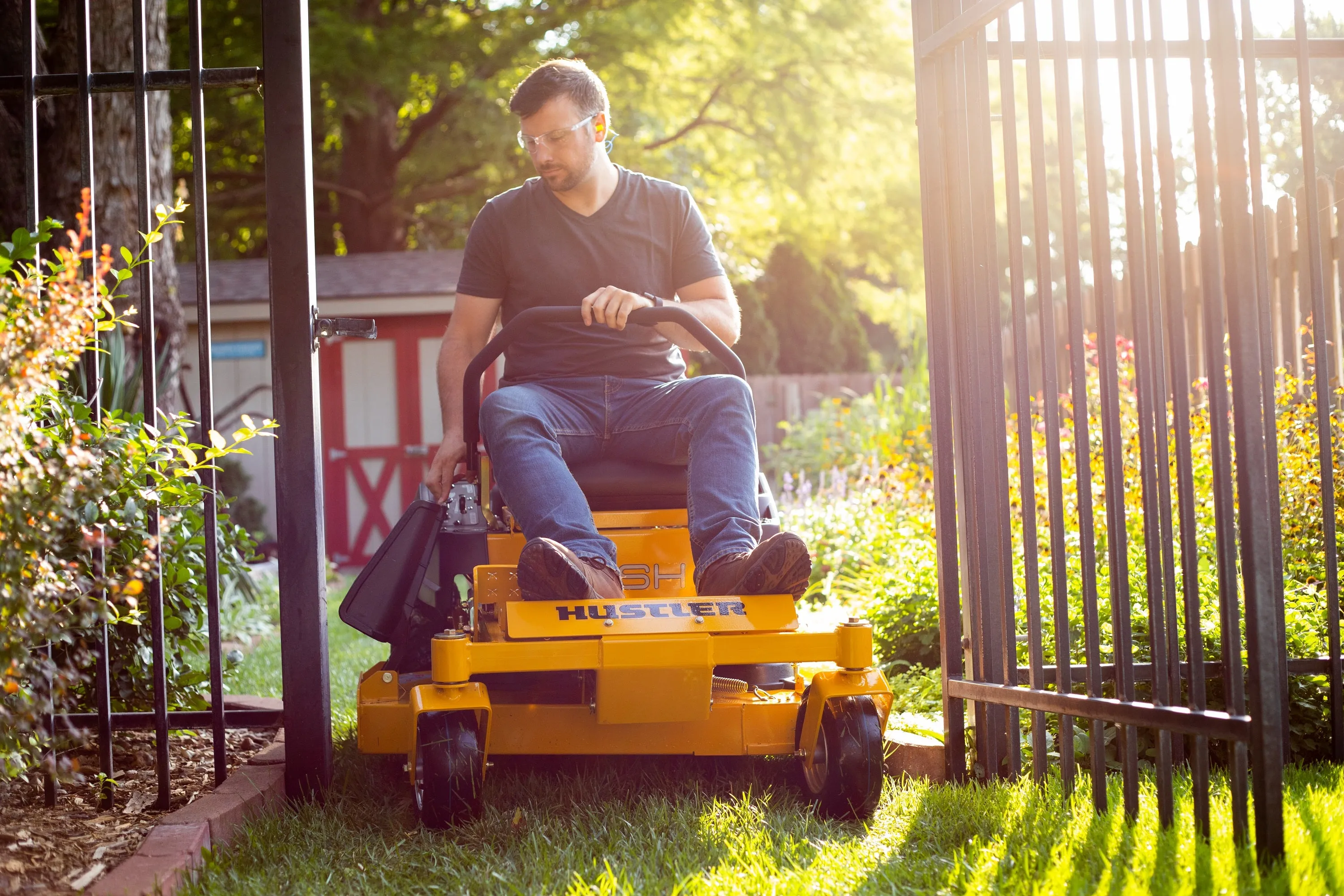 Hustler Dash XD 42" Residential Zero-Turn Mower w/ Kawasaki FR541 (15HP)