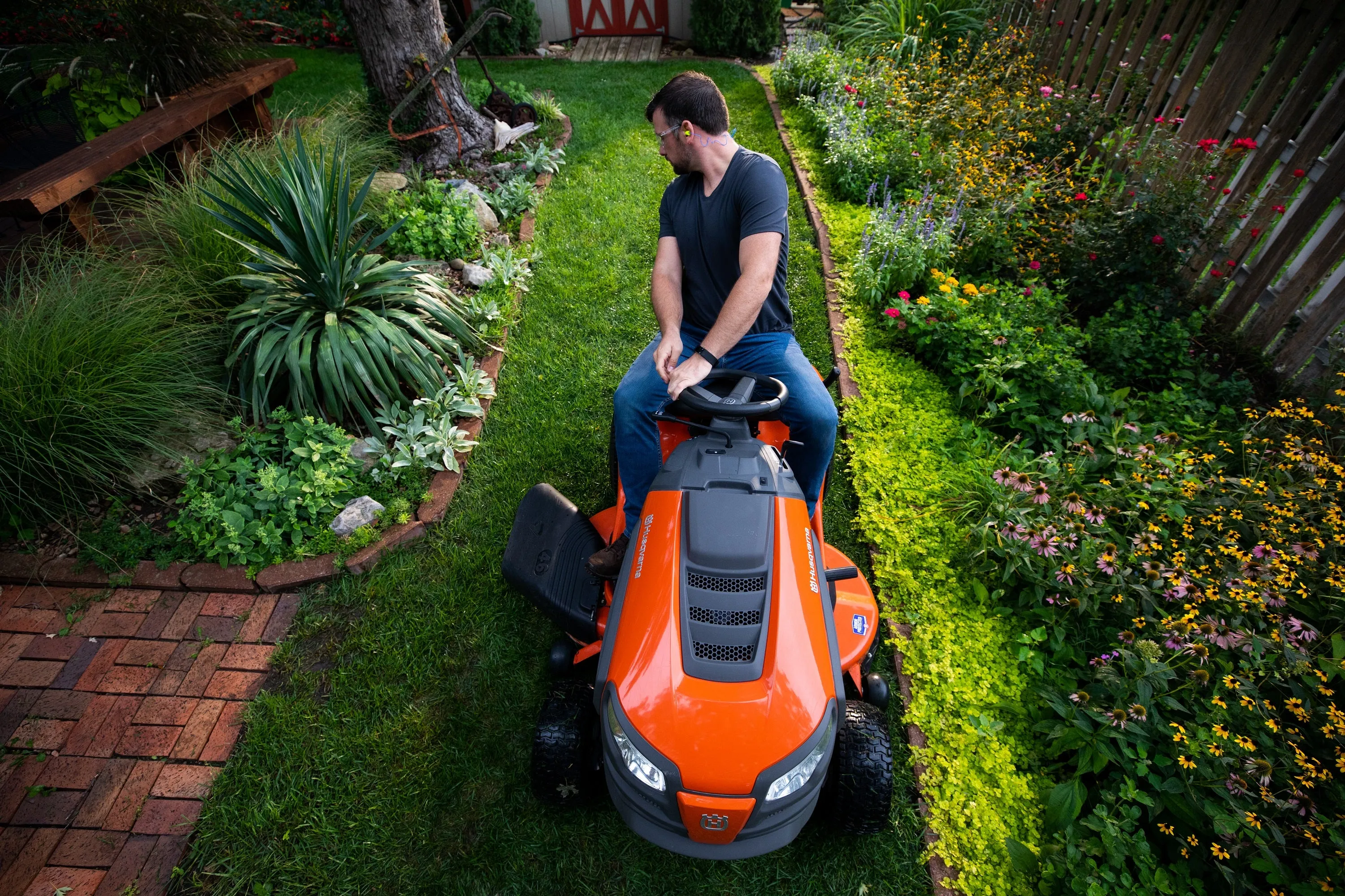 Hustler Dash XD 42" Residential Zero-Turn Mower w/ Kawasaki FR541 (15HP)
