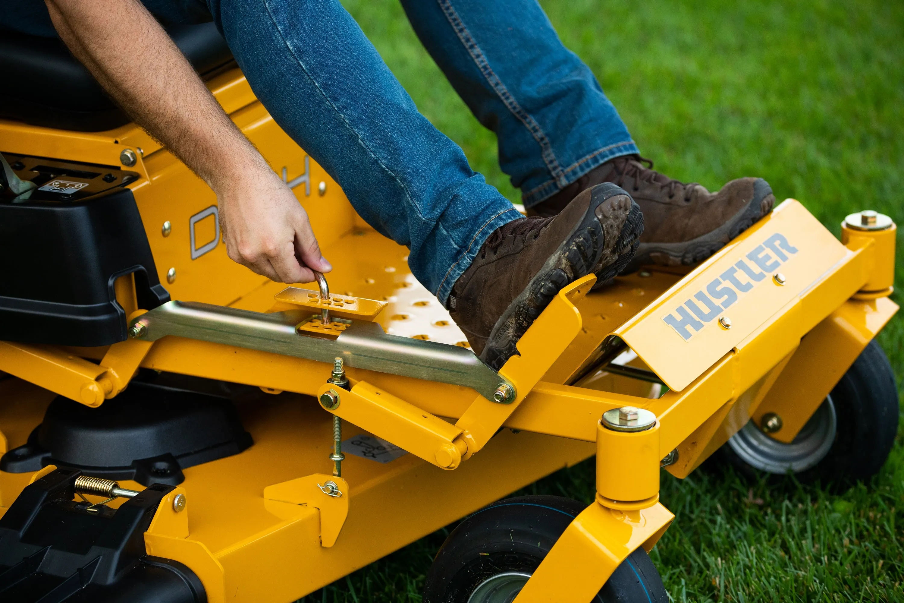 Hustler Dash XD 42" Residential Zero-Turn Mower w/ Kawasaki FR541 (15HP)