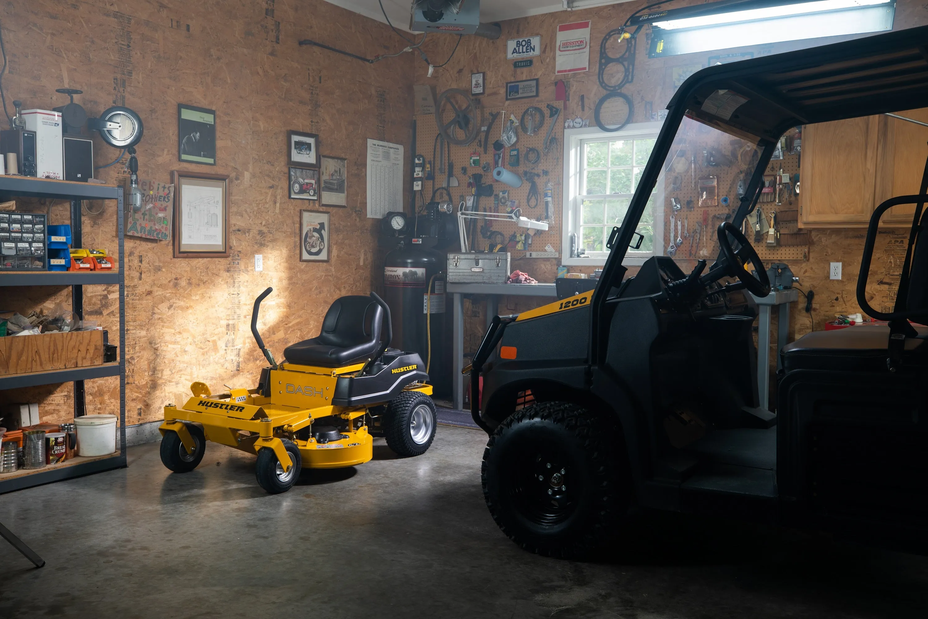Hustler Dash XD 42" Residential Zero-Turn Mower w/ Kawasaki FR541 (15HP)