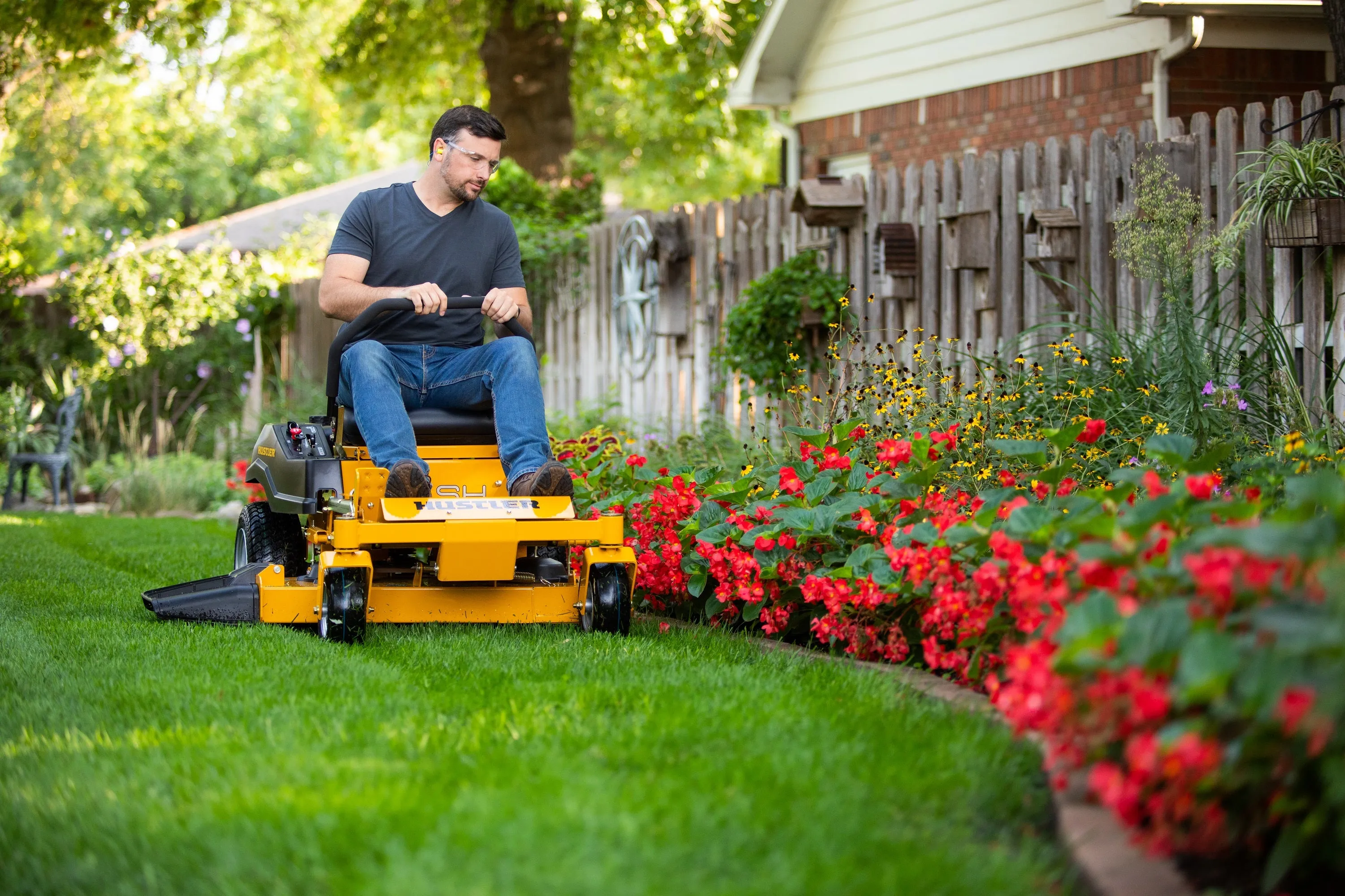 Hustler Dash XD 42" Residential Zero-Turn Mower w/ Kawasaki FR541 (15HP)
