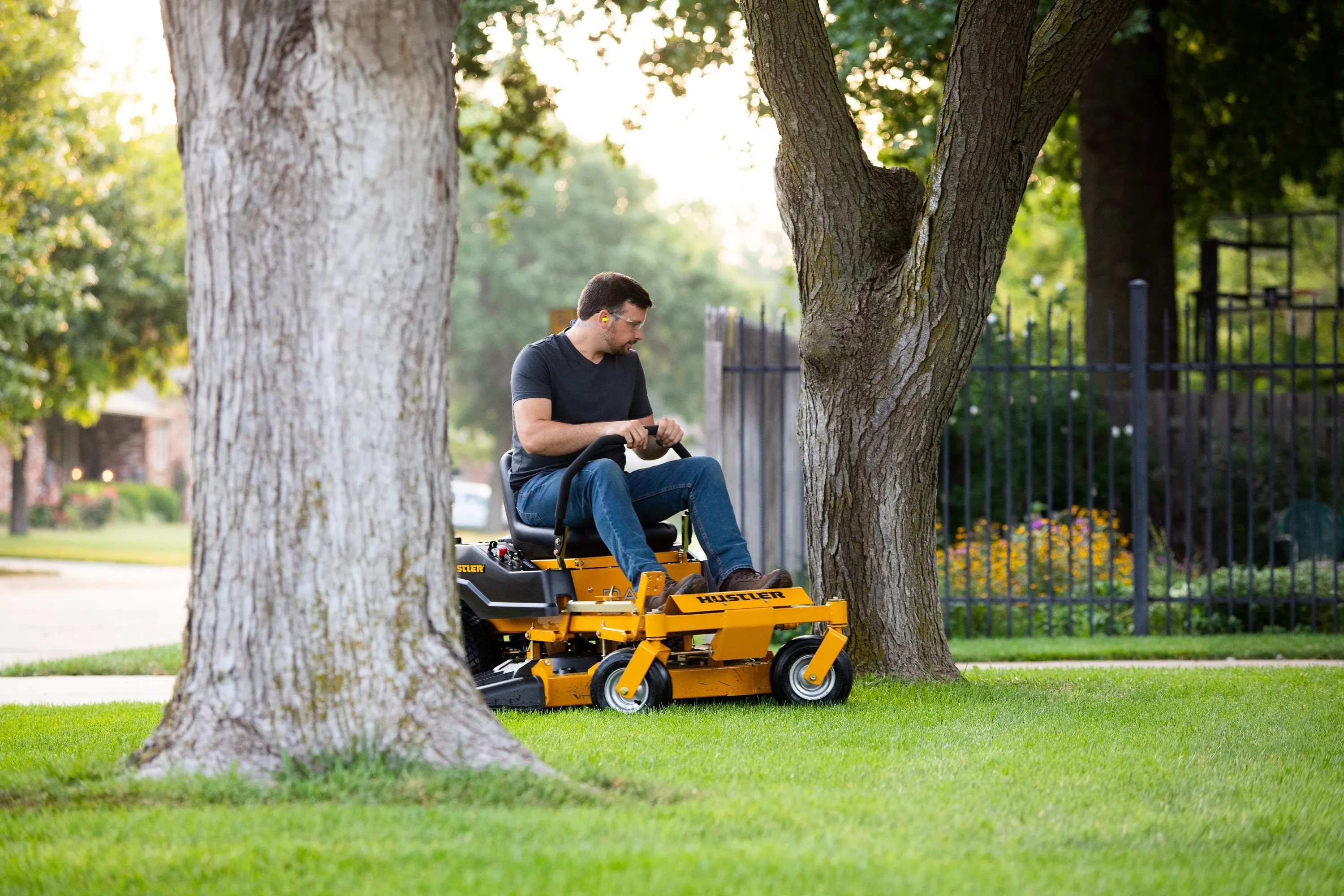 Hustler Dash XD 42" Residential Zero-Turn Mower w/ Kawasaki FR541 (15HP)