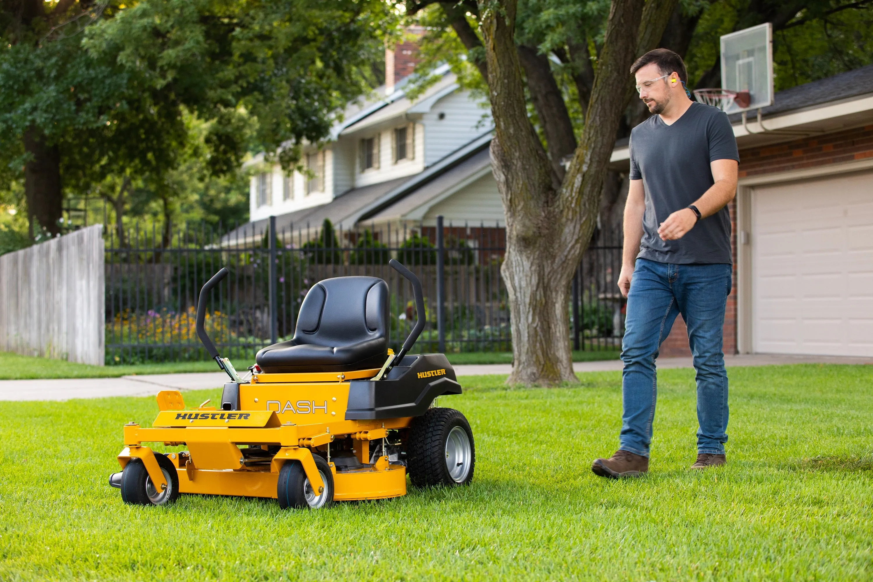 Hustler Dash XD 42" Residential Zero-Turn Mower w/ Kawasaki FR541 (15HP)