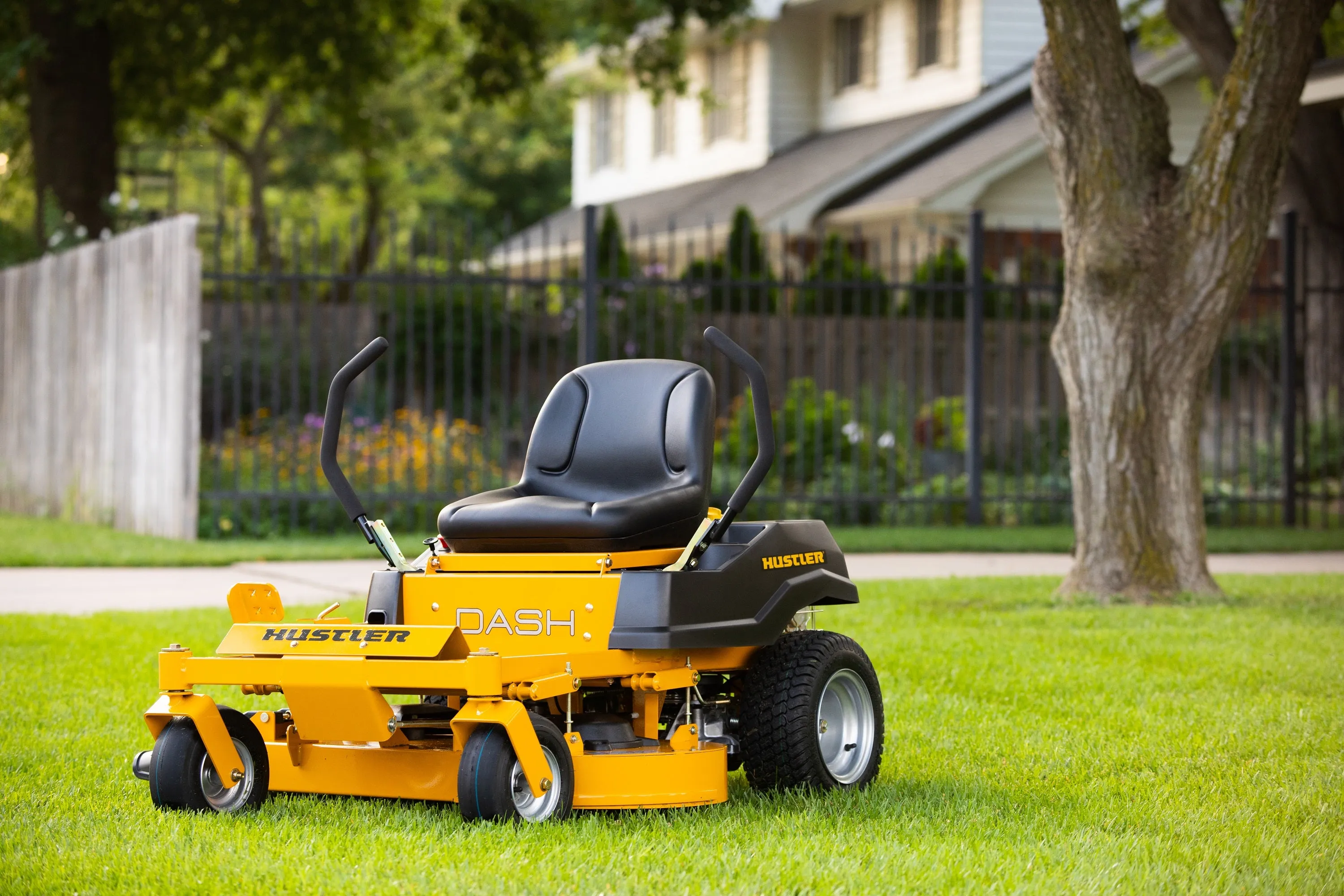 Hustler Dash XD 42" Residential Zero-Turn Mower w/ Kawasaki FR541 (15HP)